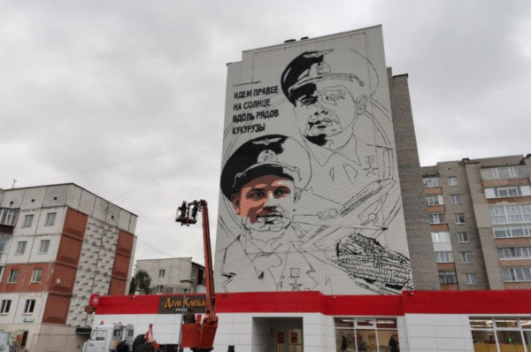 На доме в Сургуте нарисуют портреты летчиков, севших в кукурузном поле. 17125.jpeg На доме в Сургуте нарисуют портреты летчиков, севших в кукурузном поле. дом, здание, портрет, летчик, Сургут