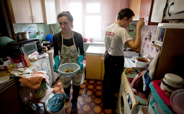 Россияне экономят на еде и «затягивают» с рождением детей из-за жилья. 17254.jpeg Россияне экономят на еде и «затягивают» с рождением детей из-за жилья. дом, квартира, жилье, дети