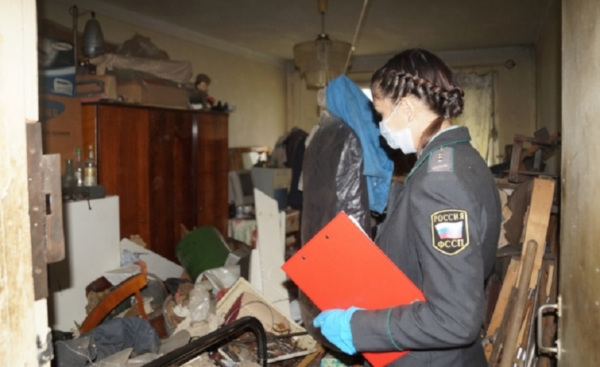 Коммунальных должников заставили убирать квартиру-помойку. 17265.jpeg Коммунальных должников заставили убирать квартиру-помойку. дом, квартира, коммунальщики, помойка, Уфа