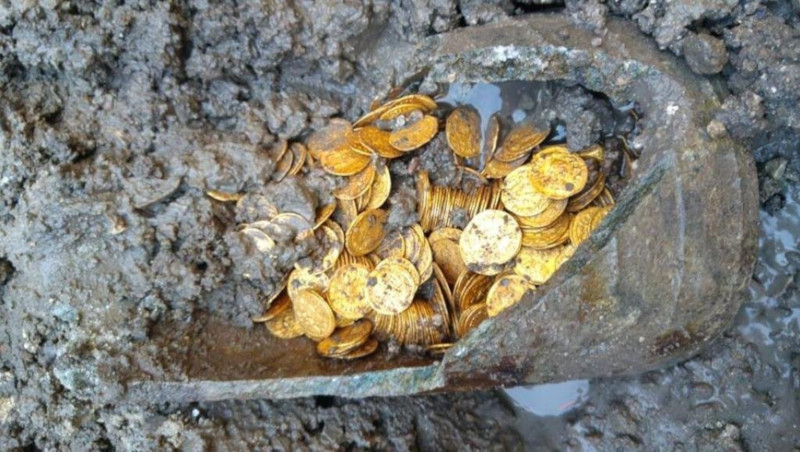 Во Франции найден клад с запрещенными 500 лет назад монетами. 16317.jpeg Во Франции найден клад с запрещенными 500 лет назад монетами. археология, раскопки, клад, монеты, Франция