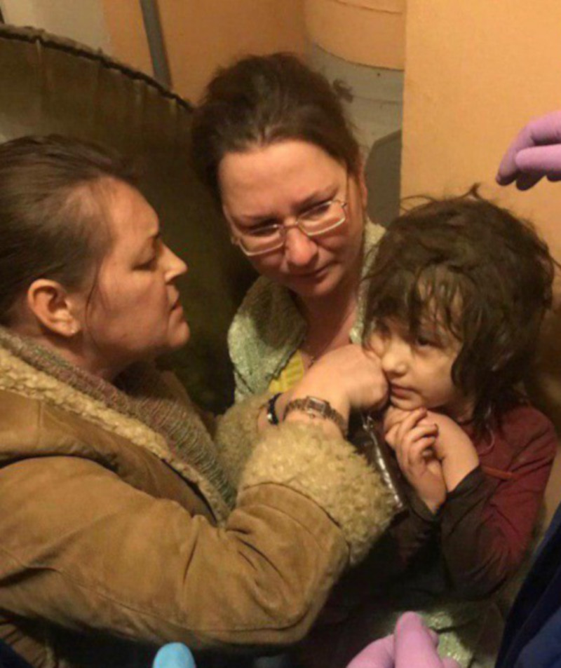 Жила в грязи и вони. В московской квартире нашли девочку-маугли. 15363.jpeg Жила в грязи и вони. В московской квартире нашли девочку-маугли. 15363.jpeg