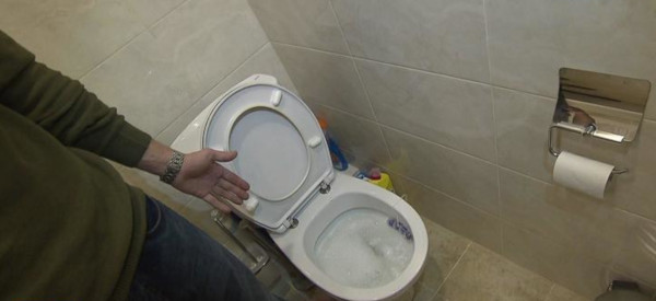 Коммунальные службы установили заглушку на канализацию за чужие долги. 14368.jpeg Коммунальные службы установили заглушку на канализацию за чужие долги. 14368.jpeg