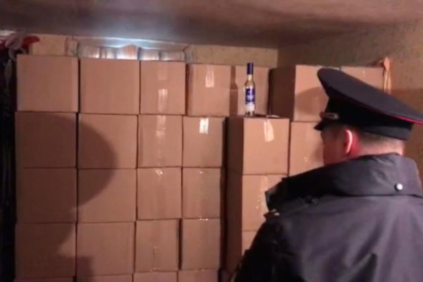 В Петербурге в подпольном цехе нашли 168 тонн поддельного алкоголя. 16665.jpeg В Петербурге в подпольном цехе нашли 168 тонн поддельного алкоголя. подпольный цех, помещения, склад, алкоголь, Петербург