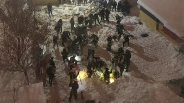Крыша здания обрушилась на людей в Харькове. 14690.jpeg Крыша здания обрушилась на людей в Харькове. 14690.jpeg
