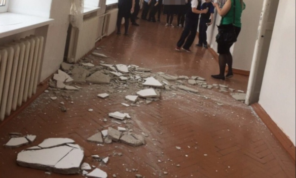 В начальной школе в Ишиме прямо во время перемены обрушился потолок. 14718.jpeg В начальной школе в Ишиме прямо во время перемены обрушился потолок. 14718.jpeg