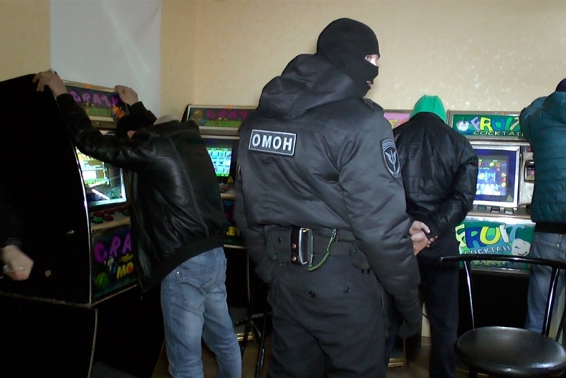 Сотрудники полиции в Петербурге закрыли игорный клуб в подвале. 15785.jpeg Сотрудники полиции в Петербурге закрыли игорный клуб в подвале. 15785.jpeg