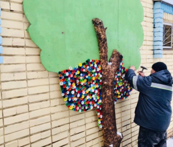 На стене общественного туалета вырастили дерево из пластиковых крышек. 14815.jpeg На стене общественного туалета вырастили дерево из пластиковых крышек. 14815.jpeg