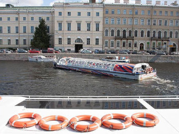 В Петербурге появятся прогулочные суда на электродвигателях