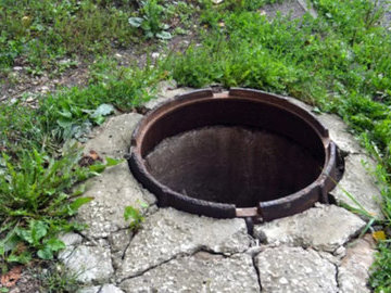 В Петербурге похитили 350 крышек от канализационных люков