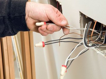 Вы решили сами починить розетки или заменить автомат? Советуют профессионалы