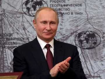 Владимир Путин осмотрел старинную фаянсовую посуду с затонувшего судна