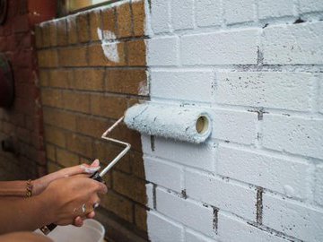 Вы счастливый обладатель кирпичной стены? И она вам надоела? Решаем, что делать