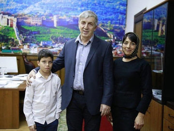 Мэр Дербента подарил квартиру семье мальчика, который помогал маме убирать улицы